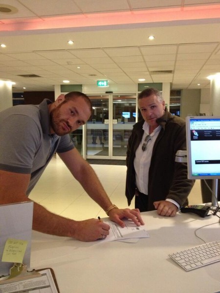 tyson fury signs to fight Haye